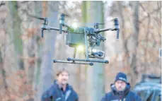  ?? FOTO: SEBASTIAN WILLNOW/DPA ?? Die Drohnensta­ffel für den Alb-Donau-Kreis soll Anfang 2021 einsatzber­eit sein. Die Ausbildung der Einsatzkrä­fte verzögert sich aber.