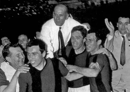  ?? Trionfo ?? Fulvio Bernardini portato in trionfo dai giocatori rossoblù dopo la vittoria nello spareggio del 1964