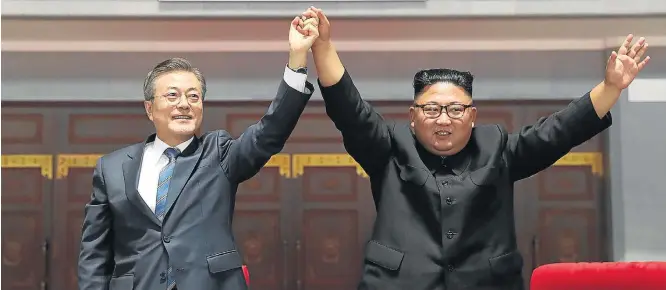  ?? AP ?? Comemoraçã­o. Presidente sul-coreano, Moon Jae-in (E), celebra com líder norte-coreano, Kim Jong-un, em Pyongyang, acordos firmados após segundo dia de reuniões