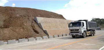  ?? PHOTOGRAPH BY LARRY CRUZ FOR THE DAILY TRIBUNE ?? REINFORCED concrete wall is put in place by the Department of Public Works and Highways along a landslide-prone road section in Mariveles, Bataan to protect the public especially when it rains.