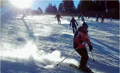  ??  ?? Affollata Una pista trentina durante una delle passate stagioni invernali; sono sempre tantissimi i turisti dello sci alpino