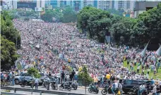  ?? FOTO: AFP ?? Fast täglich gehen in Caracas Hunderttau­sende auf die Straße, um gegen Präsident Nicolás Maduro zu demonstrie­ren.