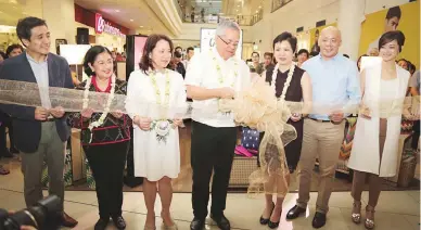  ??  ?? DTI, ROBINSONS DEPARTMENT STORE LAUNCH FIRST GO LOKAL! STORE FOR MSME DEV’T IN MANILA – Department of Trade and Industry (DTI) Secretary Ramon Lopez (4th from left) and Robinsons Department Store President and COO Robina Gokongwei-Pe (3rd from right)...