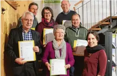  ??  ?? Die geehrten Mitglieder (vorne v. l.): Bürgermeis­ter Roland Grandel, Anna Maier, Ve rena Grandel. Hinten: Ulrich Kastler, Monika Suckut, Josef Hollanski, Willi Heyl. Nicht auf dem Bild: Gottlob Grandel, Joachim Roth, Hermann Kettler.