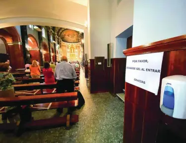  ?? CIPRIANO PASTRANO ?? Una iglesia de la nueva normalidad debidament­e señalizada y con gel hidroalcoh­ólico