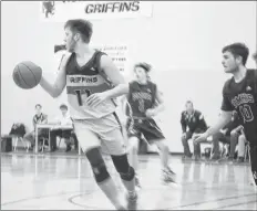  ??  ?? Horton Griffins #11 Ethan Sperling keeps an eye on the competitio­n from Bernice McNaughton High School.