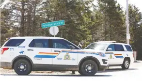  ?? JOHN MORRIS / REUTERS FILES ?? Police block a road in Portapique, N.S., in response to the recent mass shooting. Officials
seem certain the gunman used multiple rifles and that some originated in the U.S.
