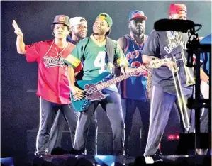  ??  ?? FESTIVAL MUZIK DENMARK: Penyanyi AS Bruno Mars (kiri) membuat persembaha­n bersama ahli kumpulanny­a semasa festival muzik Roskilde pada 5 Julai lepas di Roskilde, Denmark. — Gambar AFP