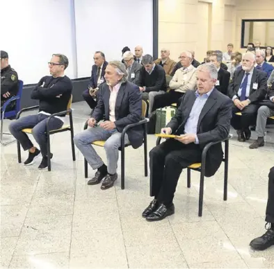 ?? EFE/ FERNANDO VILLAR/POOL ?? ‘El Bigotes’, Francisco Correa y Pablo Crespo, de izquierda a derecha, al comienzo del juicio.