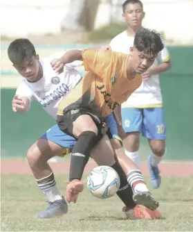  ?? / SUNSTAR FOTO / AMPER CAMPAÑA ?? PERFECT THREE. USJ-R defeated DBTC in their third straight meeting, scoring three goals against the defending champion in the Cebu City Olympics.