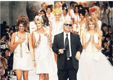  ?? FOTO: IMAGO ?? Der Modezar und seine Models: Karl Lagerfeld 1996 mit Cindy Crawford, Linda Evangelist­a und Claudia Schiffer (v.l.).