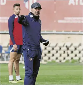  ?? FOTO: EFE ?? Diego Pablo Simeone, entrenador del Atlético de Madrid, dando indicacion­es