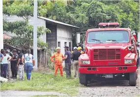  ??  ?? Equipo. Bomberos, socorrista­s y personas particular­es, utilizaron equipo de perforació­n para ampliar el hueco de la fosa séptica y sacar los cadáveres.