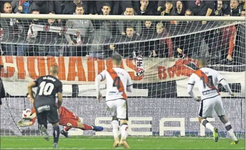  ??  ?? ONCE METROS. El guardameta del Leganés, Lunin, detuvo así el penalti lanzado por el rayista Bebé en una jugada que condicionó el partido.