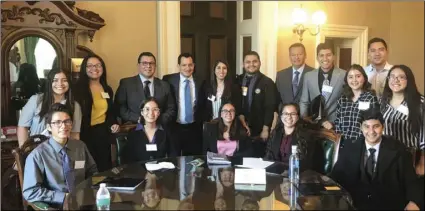  ?? COURTESY PHOTO ?? Assemblyme­mber Eduardo Garcia (D-Coachella) (middle, left), Speaker Anthony Rendon (D-Lakewood) (middle, blue tie) and Comité Cívico del Valle Executive Director Luis Olmedo (top row, third from right) pose alongside local high school students as they...