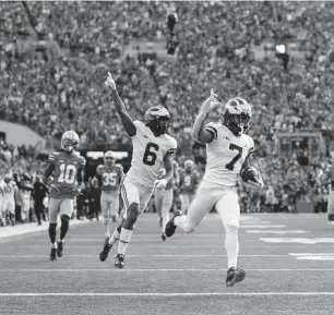  ?? JUNFU HAN/DETROIT FREE PRESS ?? Michigan running back Donovan Edwards runs for a touchdown against Ohio State during the second half on Nov. 26 in Columbus, Ohio.