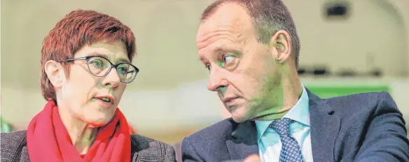  ?? FOTO: DPA ?? Die CDU-Chefin Annegret Kramp-Karrenbaue­r und der unterlegen­e Kandidat: Auch über die Weihnachts­tage kamen neue Vorschläge, wie man Friedrich Merz einsetzen könnte.