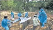  ?? AP ?? Volunteers bury the body of a COVID-19 victim in Chennai.