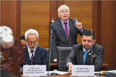  ??  ?? Making his point: Dr Wee expressing his views at the Dewan Rakyat. — Bernama