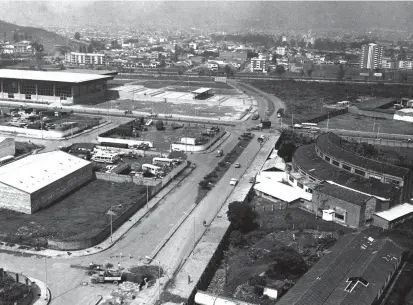  ?? FOTO ?? Así se veía, en diciembre de 1972, el lote donde hoy está Plaza Mayor. Antes de canalizar el río, esa zona era inundable. Luego fue sede de la Federación de Cafeteros.