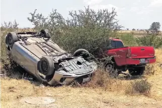  ?? CORTESÍA ?? Se aprecia como quedaron los vehículos en el choque volcadura en la carretera libramient­o en Huanímaro.