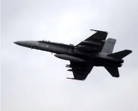  ?? FOTO: VESA MOILANEN / LEHTIKUVA ?? ■
Flygvapnet är beroende av sina F/A 18 Hornet-jaktplan fram till år 2025.