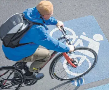  ?? FOTO: SWEN PFÖRTNER/DPA ?? Landesbeam­te können seit Oktober über das Programm „JobBike BW“ein Fahrrad oder E-Bike leasen.