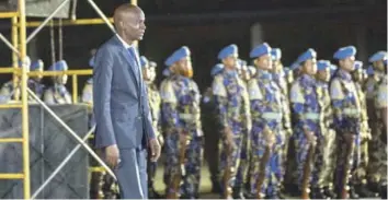  ?? AP ?? Ceremonia. El presidente haitiano Jovenel Moïse pasa revista a las tropas de la Minustah durante la ceremonia oficial de clausura de la misión el jueves pasado en Puerto Príncipe.