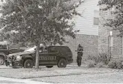  ?? Jason Fochtman / Houston Chronicle ?? A Montgomery County Precinct 3 Constable’s Office deputy is seen at a home where nine children were taken after the mother and father were arrested.