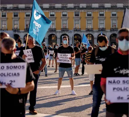  ??  ?? Protesto em frente ao Ministério da Administra­ção Interna para contestar a proposta feita pelo Governo