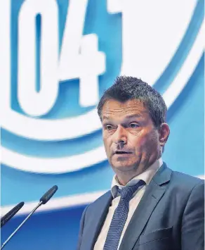  ?? FOTO: DPA ?? Einer der wichtigste­n Festredner bei Schalkes Mitglieder­versammlun­g: Manager Christian Heidel sollte die Strategie des Klubs erklären.