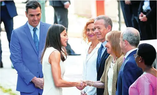  ?? ALBERTO R. ROLDÁN ?? La Reina saluda a la presidenta de la Fundación Mujeres por África, María Teresa Fernández de la Vega, en presencia de Pedro Sánchez