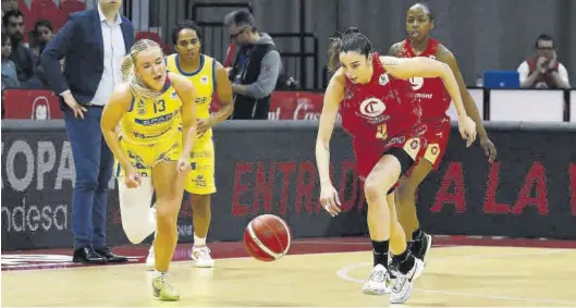  ?? JAIME GALINDO ?? Petra Holesinska lucha por un balón con Mariona Ortiz como jugadora del Gran Canaria en el partido que el equipo de las islas disputó en el Príncipe Felipe.