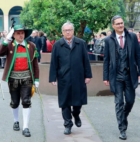  ??  ?? Bivio Kompatsche­r con il leader europeo Juncker e il comandante degli Schützen: che strada prenderà la Svp?