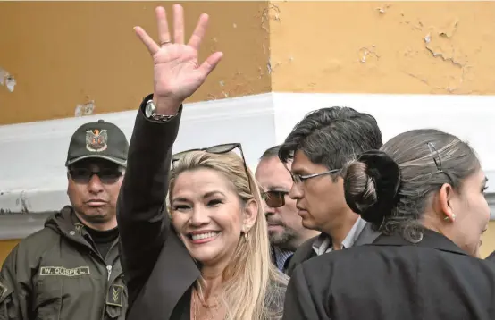  ?? FOTO AFP ?? La presidenta encargada de Bolivia Jeanine Áñez tiene 52 años. Con su ascenso al Ejecutivo tiene la misión de liderar un gobierno de transición de cara al 22 de enero de 2020, cuando vence su periodo como legislador­a y, por ende, como mandataria.