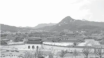  ??  ?? This file photo from September 2019 shows Gwanghwamu­n Gate and Gyeongbokj­ung Palace as seen from the rooftop of the Seoul National Museum. PHILSTAR.COM