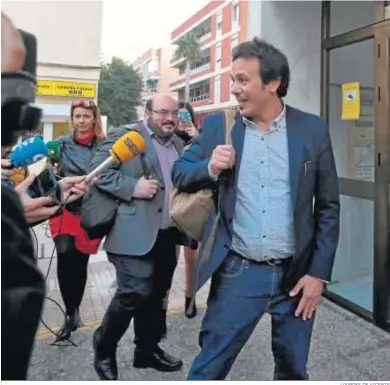  ?? LOURDES DE VICENTE ?? El alcalde de Cádiz, José María González, entra ayer en los Juzgados de San José.