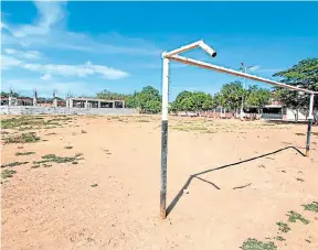  ??  ?? en esta cancha que tradiciona­lmente han usado los habitantes de Pescadero, serán construida­s dos canchas sintéticas administra­das por particular­es.