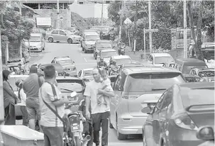  ?? — Gambar Bernama ?? SESAK: Orang ramai semalam masih datang untuk melihat keadaan bangunan Pusat Tahfiz Darul Quran Ittifaqiya­h yang terbakar Khamis lalu, menjadikan kawasan di sekitar mengalami kesesakan lalu lintas di Kuala Lumpur, semalam.