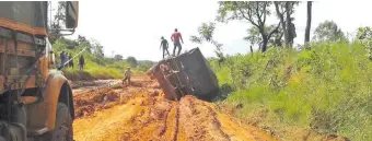  ??  ?? Una publicació­n de nuestro diario de 2016, cuando todavía el camino era de tierra. La obra debió concluir en 26 meses, pero terminó en cinco años. La inauguró Abdo Benítez en diciembre último.