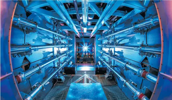  ?? [ Damien Jemison ] ?? Im Lawrence Livermore National Laboratory beschossen US-Forscher Wasserstof­fisotope mit Lasern und konnten so erstmals Energie aus einer Kernfusion gewinnen.