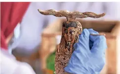  ??  ?? Ein Archäologe restaurier­t eine neu entdeckte antike Statue.