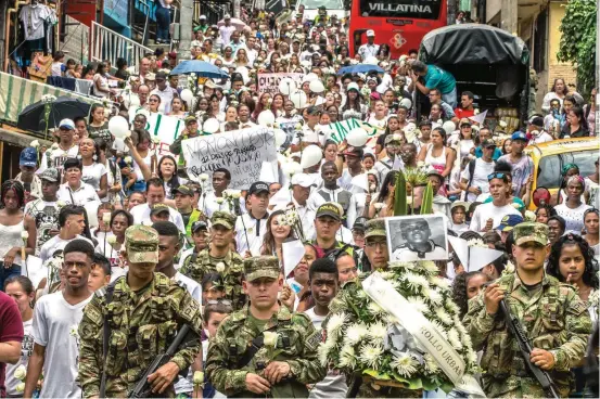  ?? FOTO JUAN ANTONIO SÁNCHEZ ?? Las calles de Esfuerzos de Paz #1 y de Villatina fueron colmadas por una sentida marcha para rechazar los asesinatos de Marlon Andrés Cuesta (6 años) y Sindy Toro Pérez (12). El barrio lloró con las madres de ambos niños.