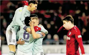  ?? AP-BILD: SOHN ?? Bayerns (von links) Leon Goretzka, Thiago, Robert Lewandowsk­i und Joshua Kimmich feiern einen Treffer, während Hannovers Pirmin Schwegler den Arm vors Gesicht hält.