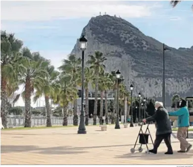  ?? NACHO MARÍN ?? Dos linenses pasean por la ciudad con Gibraltar al fondo.