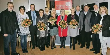  ?? FOTO: CARITAS ?? Die Jubilare und Laudatoren mit Geschäftsf­ührer Gottfried Küppers (3.v.l.), Vorsitzend­en Pfarrer Werner Müller (3.v.r.) und der stellvertr­etenden Vorsitzend­en Monika Karim (5.v.l.).