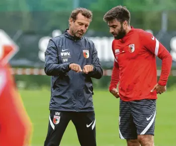  ?? Foto: Klaus Rainer Krieger ?? Auf die Qualitäten von Jan Moravek (rechts) setzt Markus Weinzierl. Im Mittelfeld­spieler sieht der Trainer des FC Augsburg eine seiner Stützen.