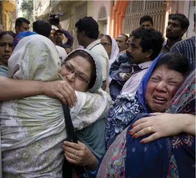  ?? B.K. BANGASH/THE ASSOCIATED PRESS ?? Family members of Sahil Pervez, a Pakistani Christian boy, mourn his death in Lahore, Pakistan, on Monday.