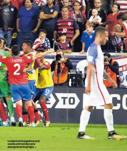  ?? AP AP ?? La alegría de los jugadores en la cancha contrastab­a con la amargazón de los gringos.