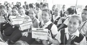  ??  ?? KAMI ULIH : Bala pesereta Bengkel UPSR iM Sarawak bela mandangka setipikit ti diterima sida.